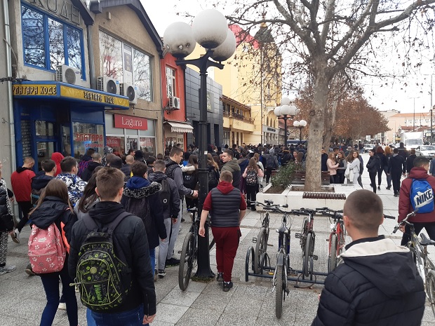 После инцидената на протесту против лажне Параде поноса: Омбудсман и министарство контролишу лесковачке школе 